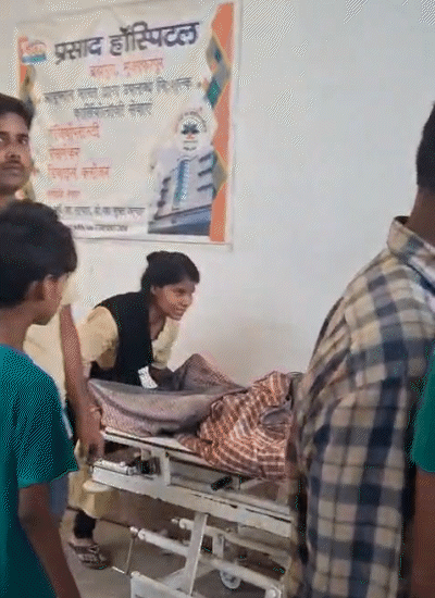 आग लगने के बाद परिवार के सदस्यों को अस्पताल से बाहर निकालते परिजन