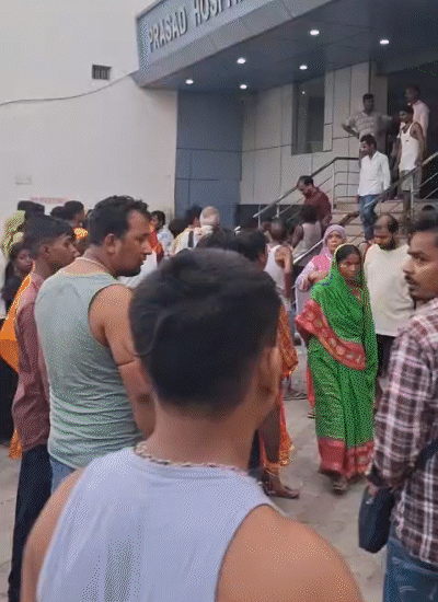 आग की खबर फैलते ही अस्पताल के बाहर भीड़ जमा हो गई