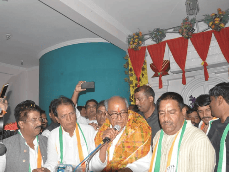 दिग्विजय और जयवर्धन सिंह के बगल में खड़े नरेश ज्ञानचंदानी - भास्कर इंग्लिश