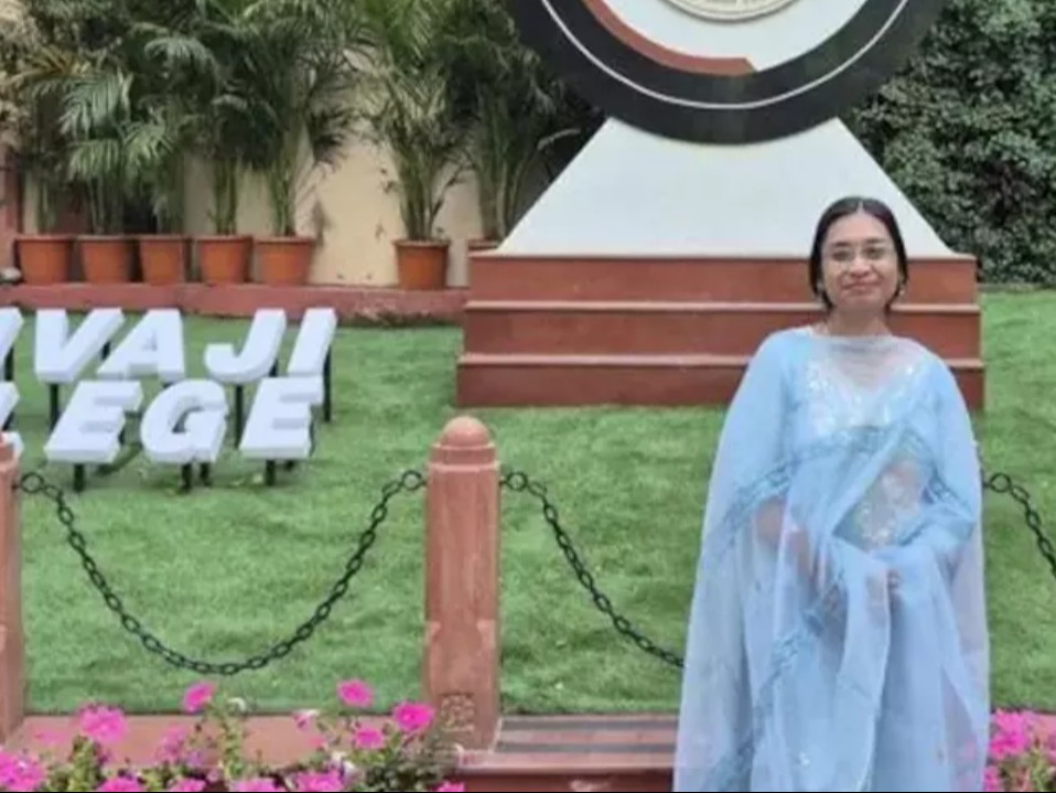 फोरेंसिक टीम पूरे फ्लैट की फोटोग्राफी और वीडियोग्राफी कर रही है। - भास्कर इंग्लिश