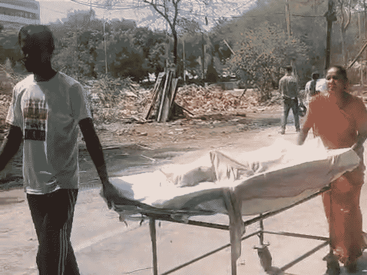 बच्चे को स्ट्रेचर पर ले जाते माता-पिता. - भास्कर इंग्लिश