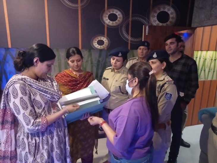 स्पा सेंटर पर छापेमारी के बाद रजिस्टर का निरीक्षण करतीं एएसपी अनु बेनीवाल - भास्कर इंग्लिश