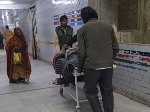 अस्पताल में भर्ती बच्चे को लगातार रक्तस्राव हो रहा है. - भास्कर इंग्लिश