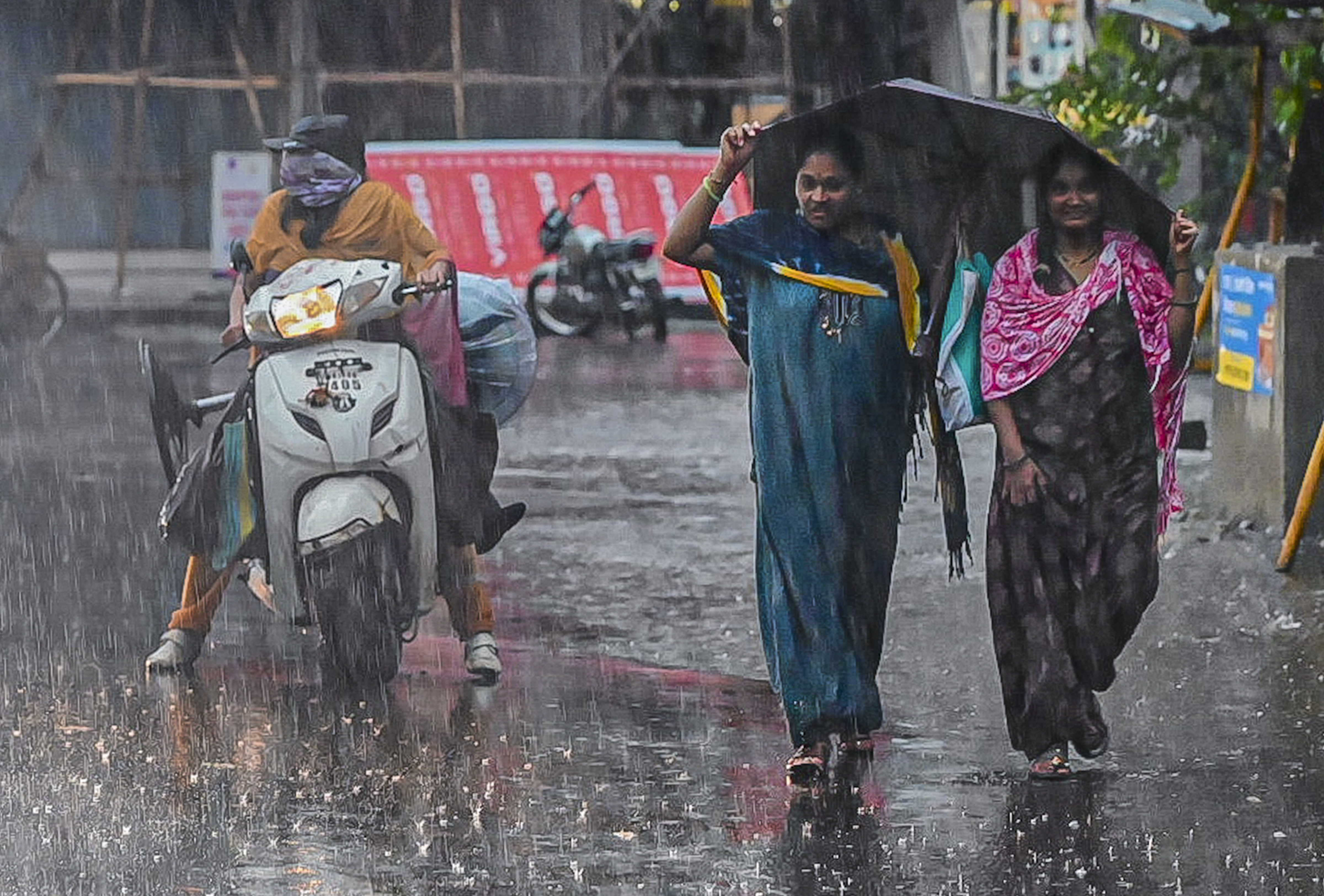 महाराष्ट्र के सांगली में रविवार को भारी बारिश हुई। महिलाएं छाता लेकर सड़कों पर उतरीं।