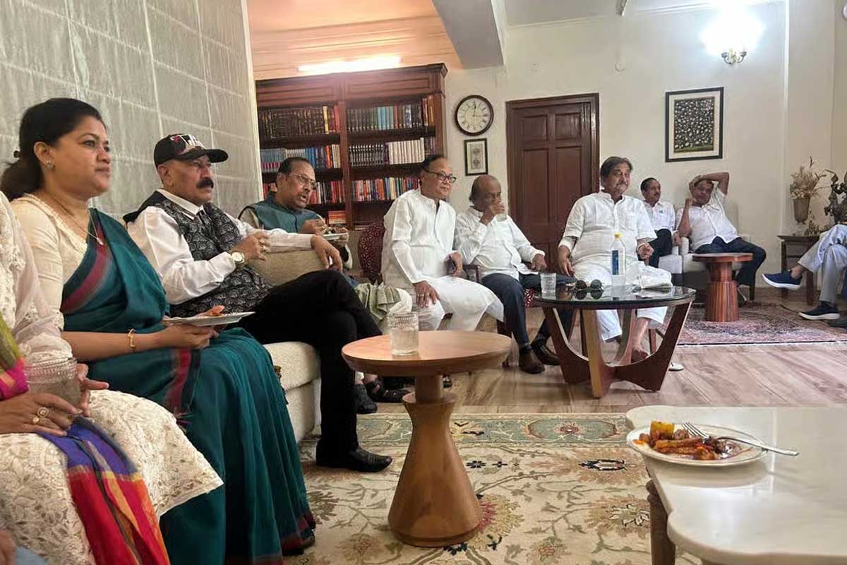 बागी सांसदों ने भूपेन्द्र यादव के आवास पर बंद कमरे में बैठक की.