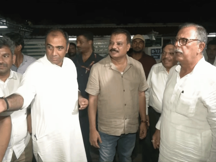 नेता प्रतिपक्ष उमंग सिंघार के आवास पर डिनर पार्टी के दौरान कांग्रेस विधायक - भास्कर इंग्लिश