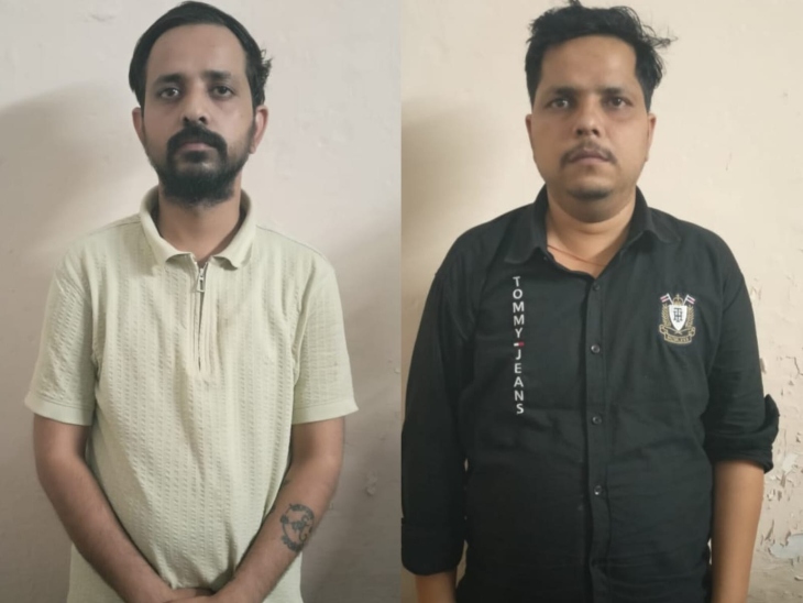 आरोपी सचिन सोनी सफेद टी-शर्ट में और उसका पिता विनोद सोनी काली शर्ट में थे। पुलिस दोनों से पूछताछ कर रही है. - भास्कर इंग्लिश