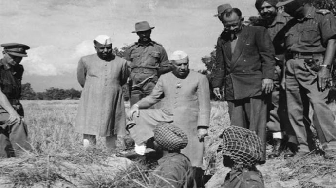 Jawaharlal Nehru at forward position where he met jawans of the Sikh unit on November 1962.