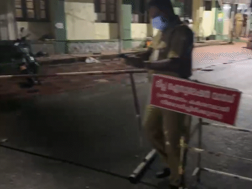 कोझिकोड के जिस अस्पताल में मरीज का इलाज चल रहा है, वहां पुलिस की कड़ी सुरक्षा है और बैरिकेड्स भी लगाए गए हैं.