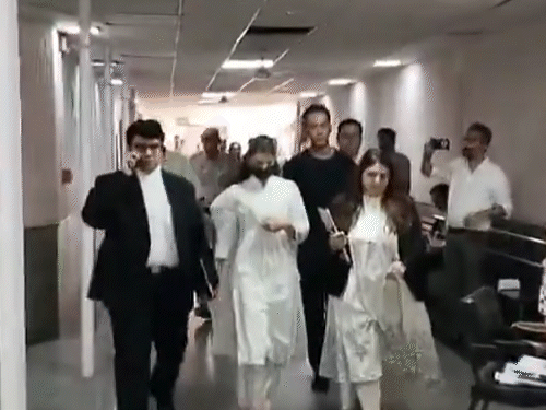 ईडी का आरोप है कि फर्नांडीज लगातार चंद्रशेखर के संपर्क में थे और उन्हें अपराध की कमाई से खरीदे गए महंगे उपहार मिले - भास्कर इंग्लिश