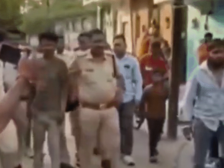 आरोपी रफीक खान का जुलूस निकाला - भास्कर इंग्लिश