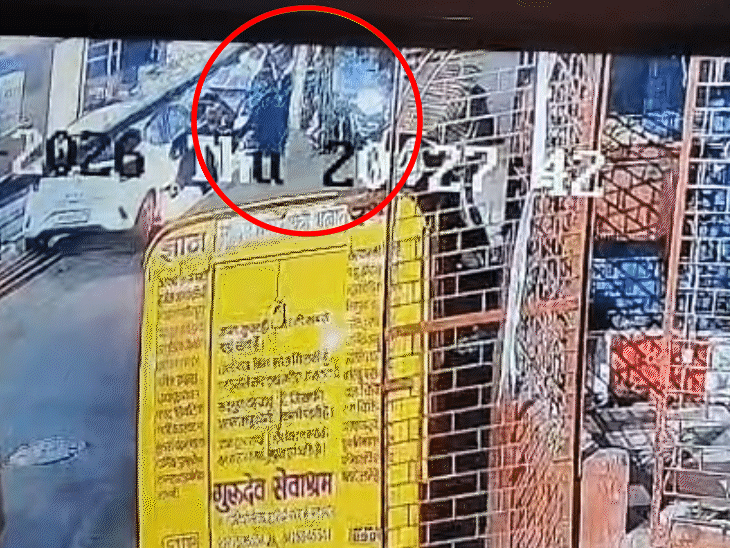 लूट की वारदात सीसीटीवी कैमरे में कैद हो गई है. - भास्कर इंग्लिश