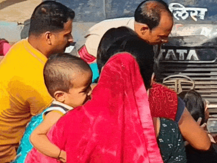 दोषियों को ले जाते हुए गाड़ी के आगे लेटे परिजन। - भास्कर इंग्लिश