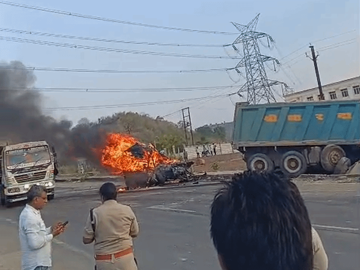 हादसे के बाद कार में आग लग गई. - भास्कर इंग्लिश