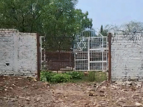 जबलपुर के रानीताल स्थित यहूदी कब्रिस्तान की जमीन पर केवट परिवार ने दावा किया है. - भास्कर इंग्लिश
