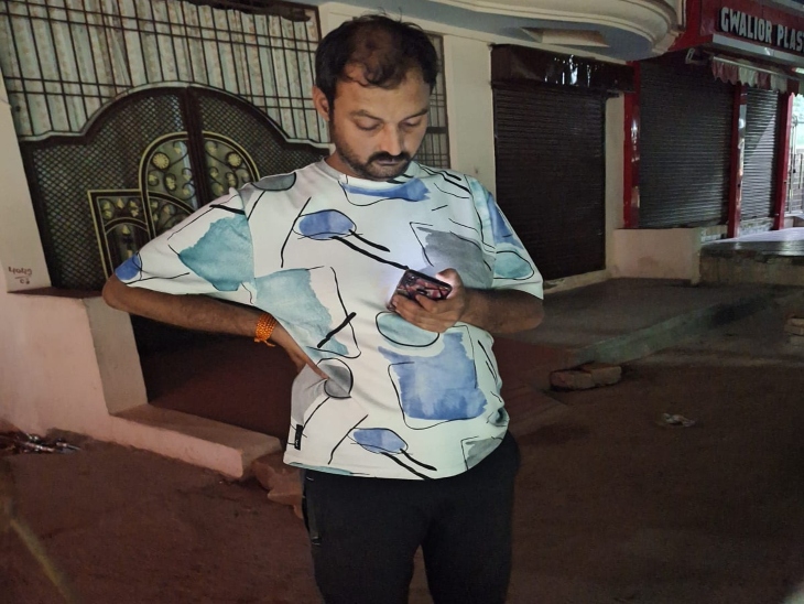 ये है जेल प्रहरी विवेक यादव, जो कारों में तोड़फोड़ कर रहा था. - भास्कर इंग्लिश