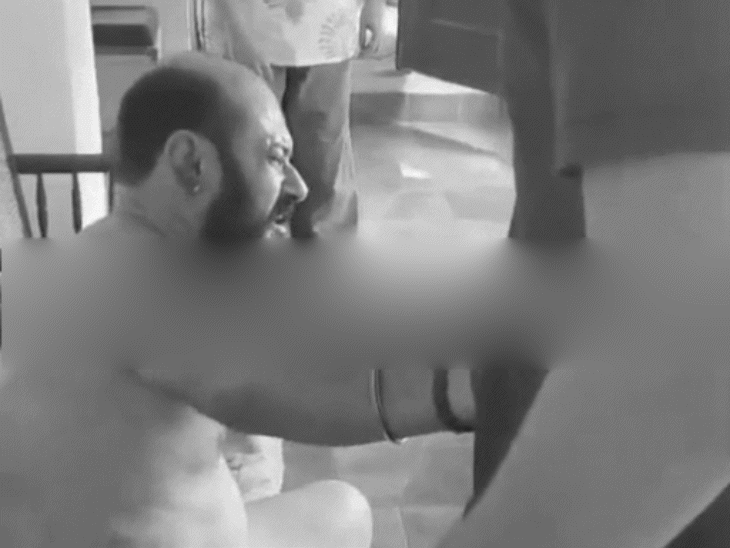 योगिता के मायके वालों ने बाबा राजा की पिटाई कर दी। उन्होंने उसका सिर फोड़ दिया.