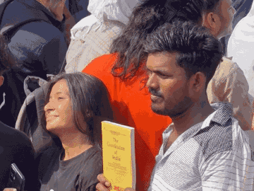 प्रतिभागियों से राष्ट्रीय ध्वज, किताबें और फूल लाने का आग्रह किया गया था। कई युवा संविधान की प्रतियां लेकर पहुंचे।