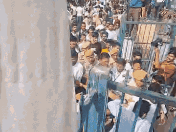 नारेबाजी के दौरान कुछ युवाओं के बीच झड़प हो गई, जिसके बाद पुलिस को एक व्यक्ति को हिरासत में लेना पड़ा।