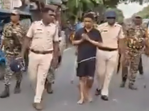 बंगाल के फुल्टा में पुलिस ने जहांगीर खान को हाफ पैंट में घुमाया. - भास्कर इंग्लिश