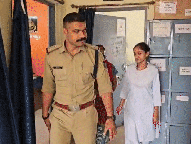 पुलिस ने बैंक कैशियर को गिरफ्तार कर लिया है. - भास्कर इंग्लिश