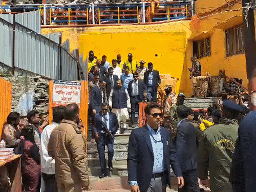 मंदिर के अधिकारियों ने अंबानी का फूलों और शॉल से स्वागत किया; उन्होंने इससे पहले अक्टूबर 2025 में हिमालयी मंदिरों का दौरा किया था - भास्कर इंग्लिश