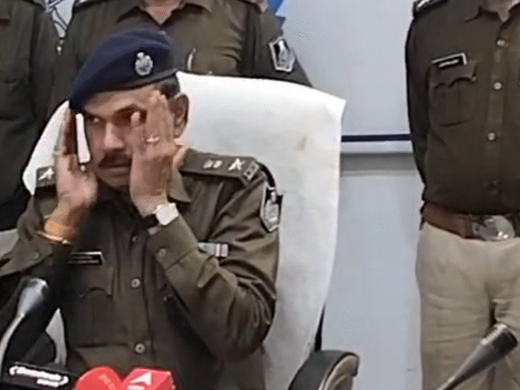तत्कालीन एसपी विनोद सिंह ने कहा था कि 28 जनवरी को की गई छापेमारी के दौरान भारी मात्रा में नशीले पदार्थ और दवा बनाने की सामग्री बरामद करने का दावा किया गया था. - भास्कर इंग्लिश