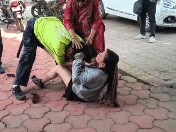 मौके पर मौजूद लोगों ने महिलाओं के बीच हुई मारपीट का वीडियो बना लिया - भास्कर इंग्लिश