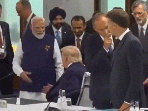 राष्ट्रपति ट्रंप अपनी कुर्सी से खड़े हुए और पीएम मोदी से हाथ मिलाया.