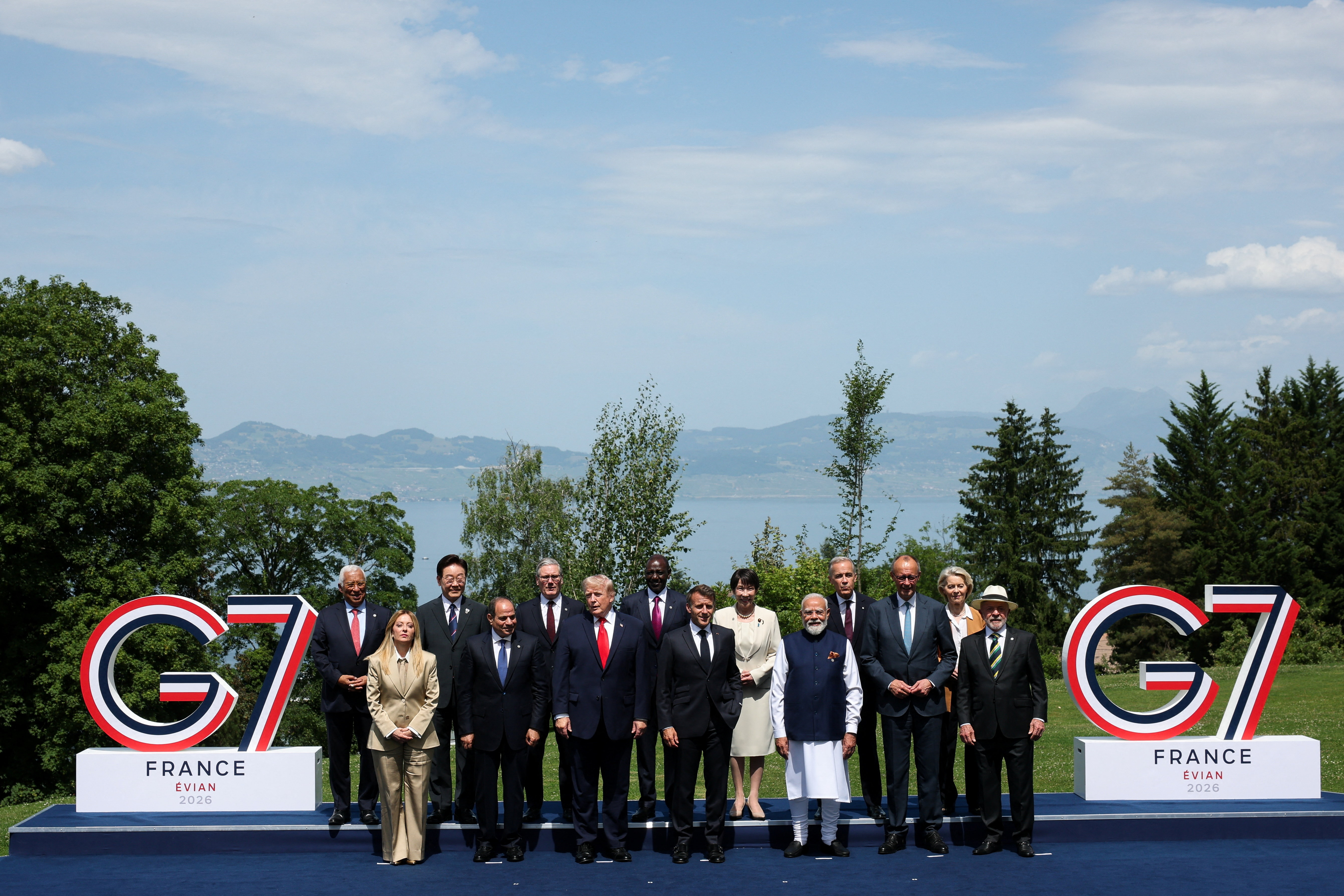 G7 शिखर सम्मेलन में, पीएम मोदी ने अमेरिकी राष्ट्रपति डोनाल्ड ट्रम्प और दुनिया भर के नेताओं के साथ एक समूह फोटो सत्र में भाग लिया।