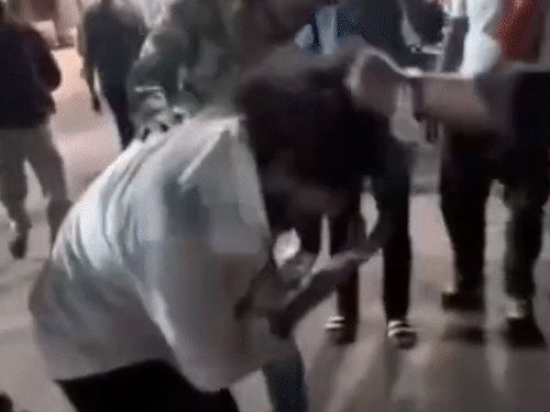 बजरंग दल कार्यकर्ता युवक के बाल पकड़कर उसे लगातार थप्पड़ मारते रहे। - भास्कर इंग्लिश