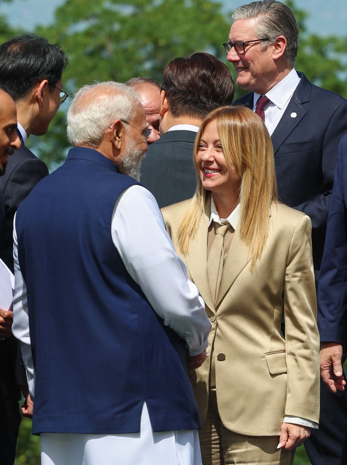 ग्रुप फोटो सेशन के दौरान मोदी ने इटली की पीएम मेलोनी से मुलाकात की. दो महीने में यह उनकी दूसरी मुलाकात है. पिछली बैठक 20 मई को रोम में हुई थी।