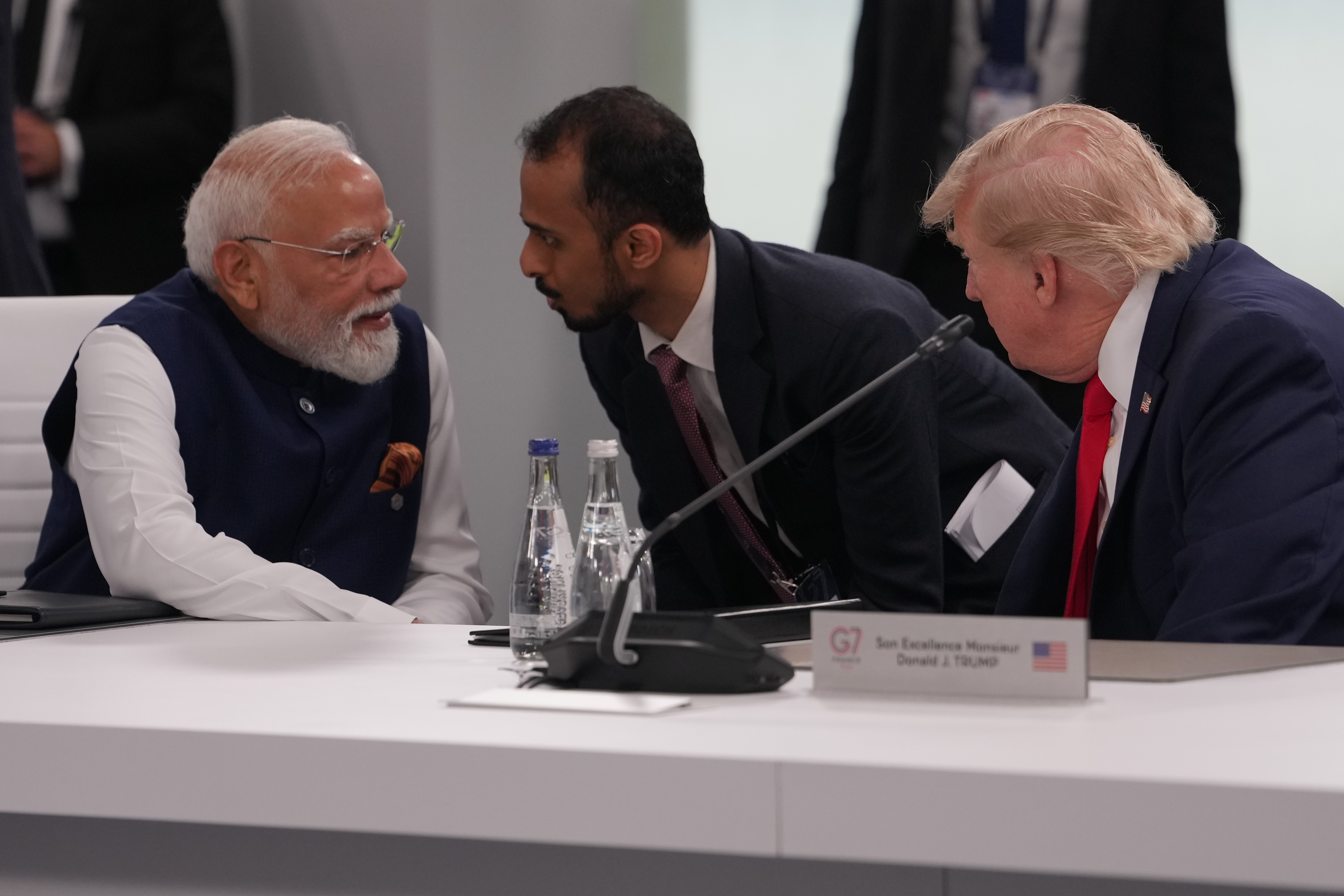 पीएम मोदी की सीट मैक्रों और ट्रंप की सीट के ठीक बाद थी और दोनों ने दुभाषिया के जरिए बात की।