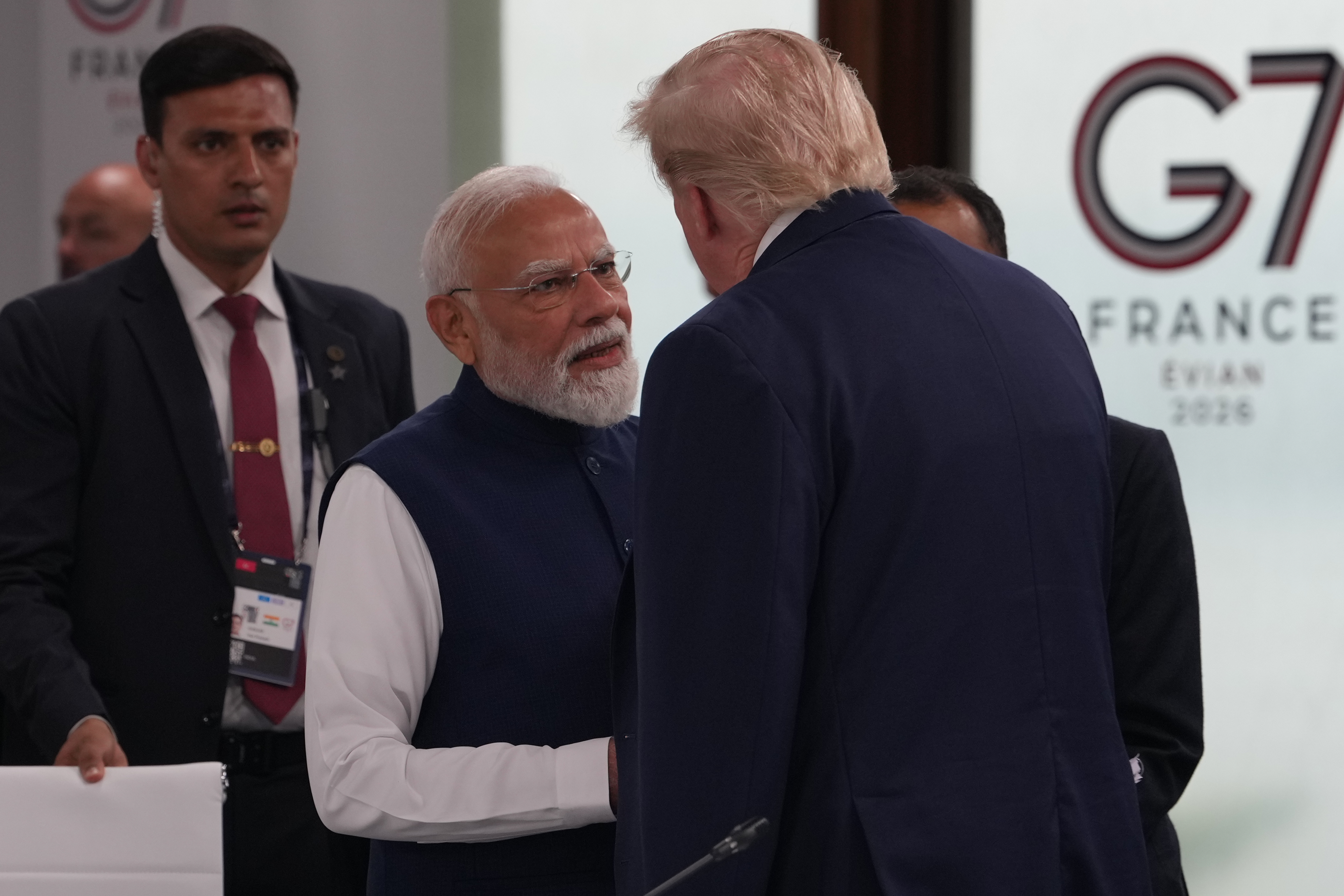 जी7 शिखर सम्मेलन के दौरान पीएम मोदी और डोनाल्ड ट्रंप की मुलाकात हुई, जो जी7 शिखर सम्मेलन का पूर्ण सत्र था, जहां सभी आमंत्रित देशों के नेता एकत्र हुए थे.