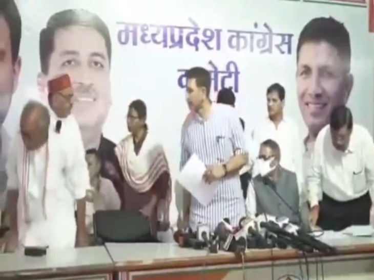 जिस प्रेस कॉन्फ्रेंस में कांग्रेस प्रदेश अध्यक्ष जीतू पटवारी और पूर्व सीएम दिग्विजय के बीच कुर्सी विवाद का वीडियो वायरल हुआ था. - भास्कर इंग्लिश