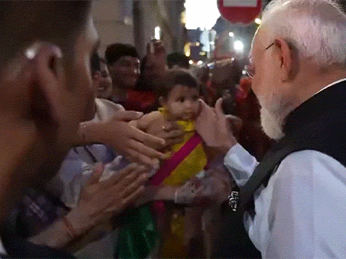 पेरिस में भारतीय मूल के लोगों ने पीएम मोदी का स्वागत किया. - भास्कर इंग्लिश