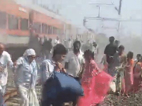 ब्रेक लगते ही इंजन के पास जनरल कोच (जनरल बोगी) के पहियों से धुआं उठने लगा. - भास्कर इंग्लिश
