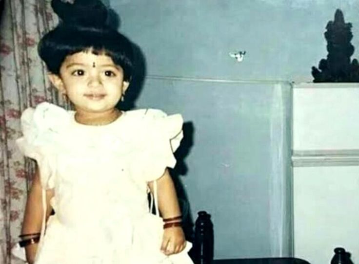 रश्मिका नाम का मतलब होता है "प्रकाश की किरण," "सूरज की किरणें," या “चमक।”