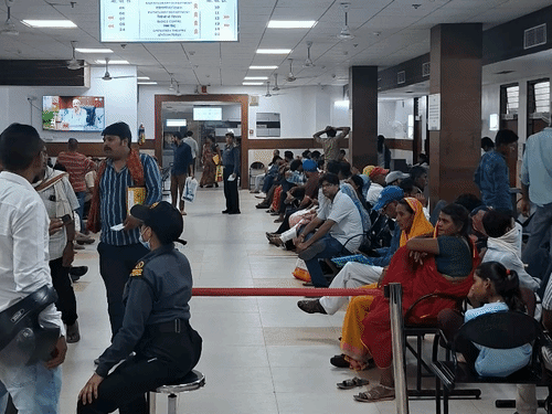 राजधानी के अस्पताल में इलाज के लिए इंतजार करते मरीज. - भास्कर इंग्लिश