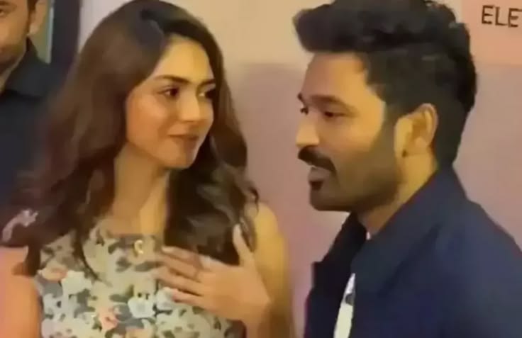 धनुष और मृणाल को एक फिल्म की स्क्रीनिंग के दौरान एक साथ देखा गया।