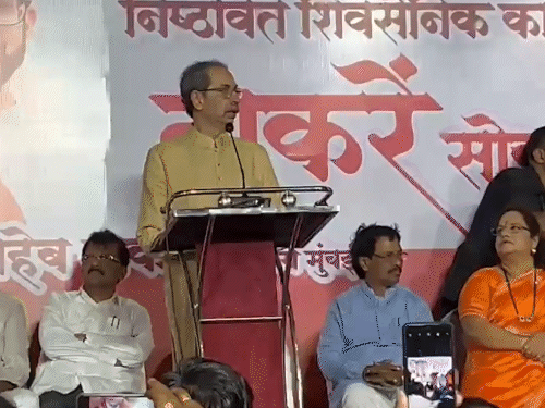 रविवार को मुंबई के भांडुप में उद्धव ठाकरे ने पार्टी कार्यकर्ताओं को संबोधित किया. - भास्कर इंग्लिश