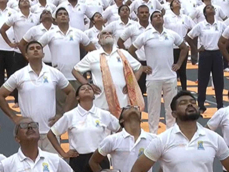 चालन क्रिया कोलकाता में योग कार्यक्रम में किया गया पहला अभ्यास था, जिसमें मोदी सहित हजारों लोगों ने भाग लिया। इससे शरीर को गर्माहट मिलती है।