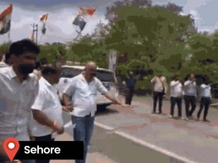 सीहोर में किसानों ने केंद्रीय मंत्री शिवराज का काफिला रोका तो नीमच में विधायक ओमप्रकाश सखलेचा को जनता के विरोध का सामना करना पड़ा. - भास्कर इंग्लिश