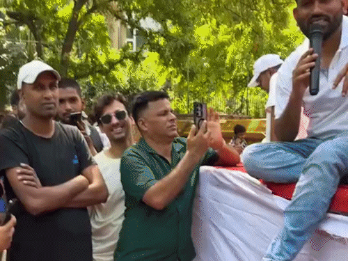 सीजेपी के संस्थापक अभिजीत डुबकीके ने सोमवार सुबह दिल्ली के जंतर-मंतर पर आए लोगों से बात की. - भास्कर इंग्लिश