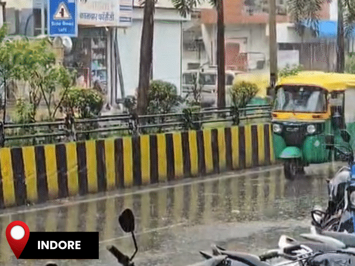इंदौर में भी दोपहर में अचानक मौसम बदला और बारिश शुरू हो गई.