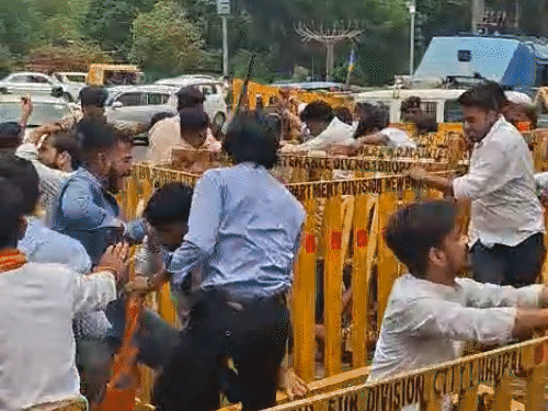 बड़ी संख्या में छात्र-छात्राएं बैनर-पोस्टर लेकर पहुंचे और एमएलबी गर्ल्स कॉलेज के पास से शराब की दुकान हटाने की मांग की। - भास्कर इंग्लिश