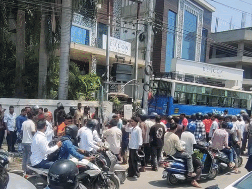 देहरादून में एक तेज रफ्तार सिटी बस ने 6 लोगों को कुचल दिया. - भास्कर इंग्लिश