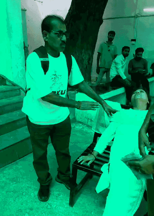 पीड़िता अनामिका की मां अपनी बेटी के विलाप करते हुए पोस्टमॉर्टम हाउस के बाहर बेहोश हो गईं.