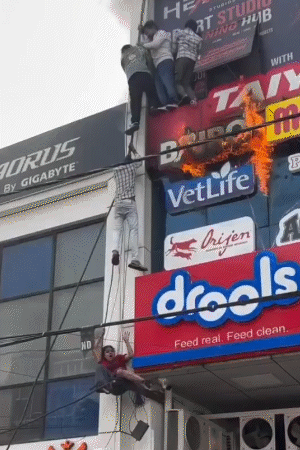 आग से बचने के लिए पांच लोग तारों के सहारे नीचे उतर गए।