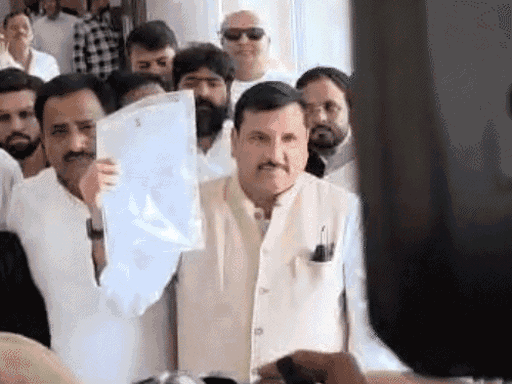 आम आदमी पार्टी के राज्यसभा सांसद संजय सिंह लखनऊ में एसआईटी अध्यक्ष के कार्यालय पहुंचे और राम मंदिर भूमि घोटाले के सबूत होने का दावा किया। - भास्कर इंग्लिश